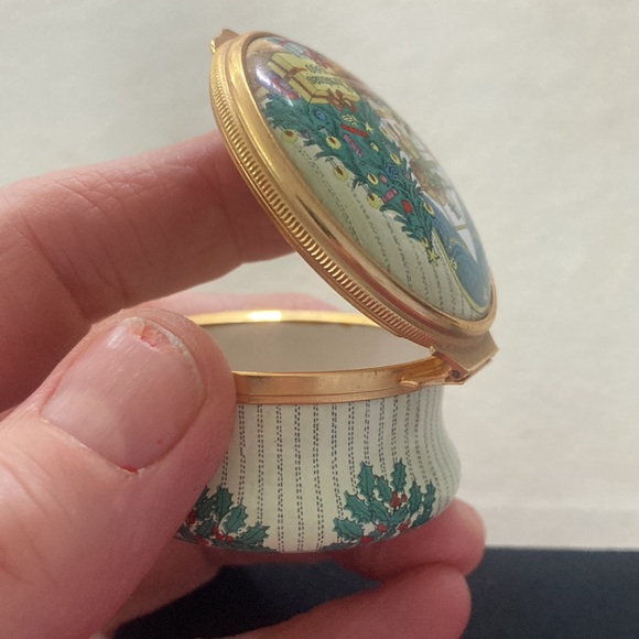 Halcyon Days English enamel trinket box.Vintage 1980. Christmas theme with lid. - Picture 5 of 7